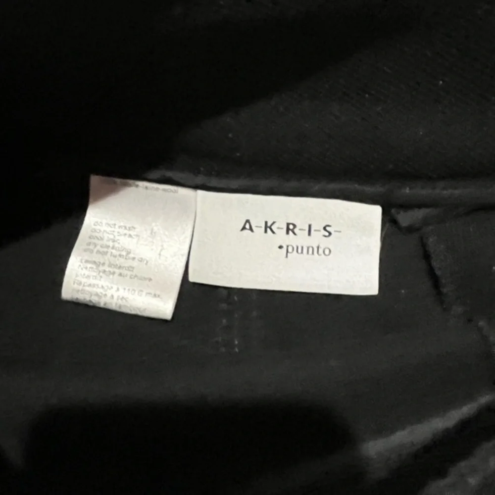 Akris Punto black textured wool split hem crop pant